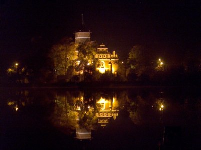 Kościół p.w. Św. Jana Chrzciciela w Służewie nocą